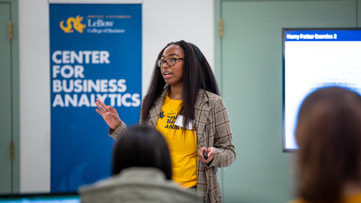 Shanique Williams ’23 teaching about social networks.