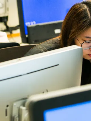 Drexel economics student in the business trading lab